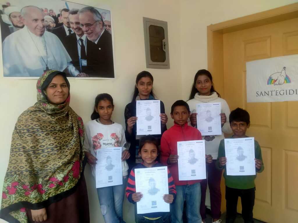 Das Recht zu existieren: Mütter und Kinder der Schule des Friedens in Lahore werden beim Einwohnermeldeamt registriert und bekommen Ausweisdokumente